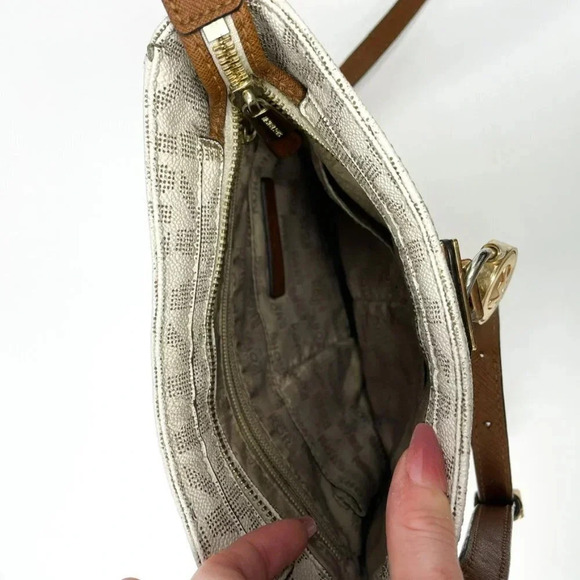 Michael Kors Hamilton Monogram Crossbody Messenger  Purse Bag Vanilla - Picture 8 of 8